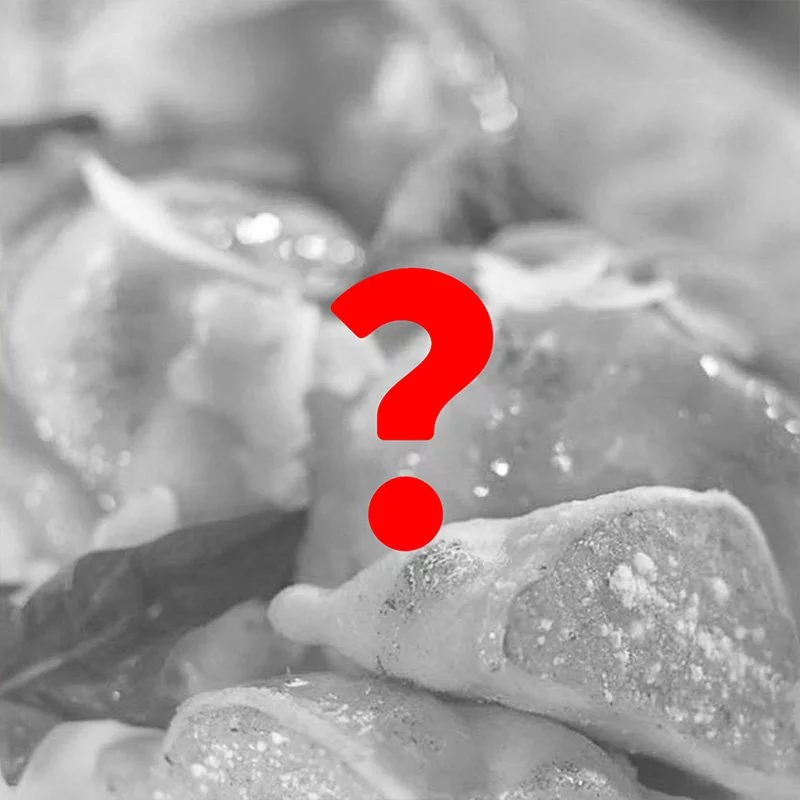 Aufgeschnittene Nudel mit rotem Fragezeichen