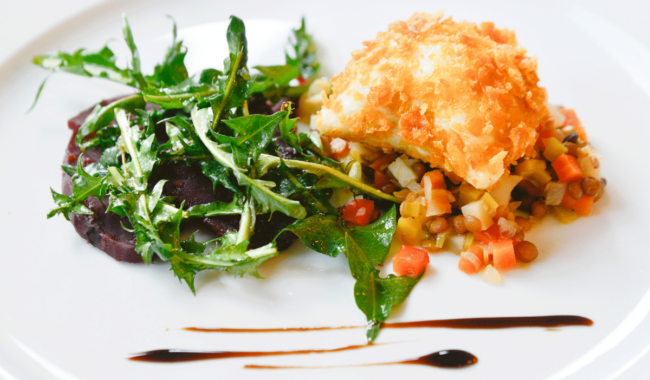 GEBACKENE STEINPILZNUDEL auf Champagnerlinsen an roten Rüben-Löwenzahnsalat (VEGAN)