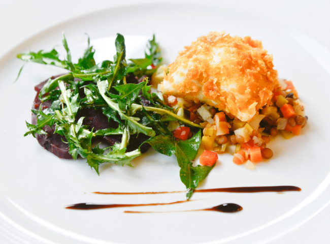 GEBACKENE STEINPILZNUDEL auf Champagnerlinsen an roten Rüben-Löwenzahnsalat (VEGAN)